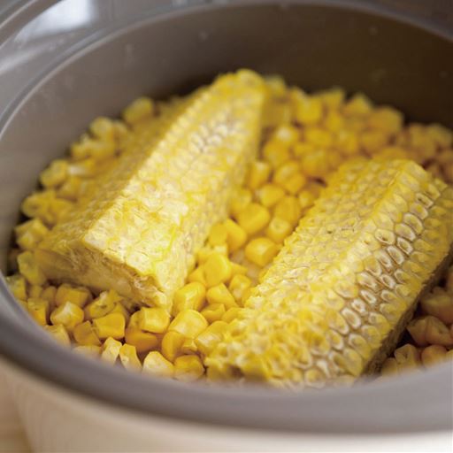 火の見張りは不要!レンジでチン♪して保温容器に入れるだけ。<br>とうもろこしは夏が旬!とうもろこしご飯<br>※炊飯は2合可能です