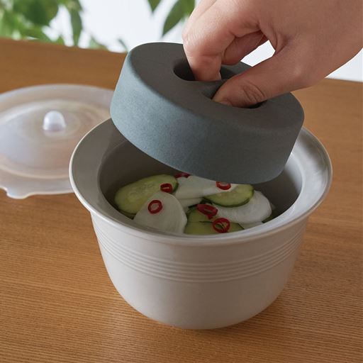 レンジと重石で素早く調理 そのまま食卓へ