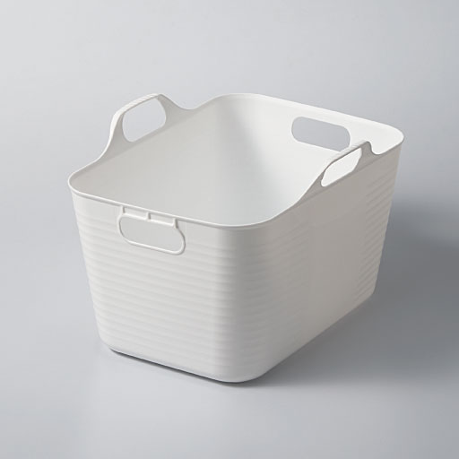 開口部が大きく洗濯物が出し入れしやすいバスケット。