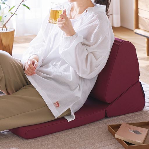 エンジ<br>折り畳んで座椅子に。背中を預けて座れて楽ちん。