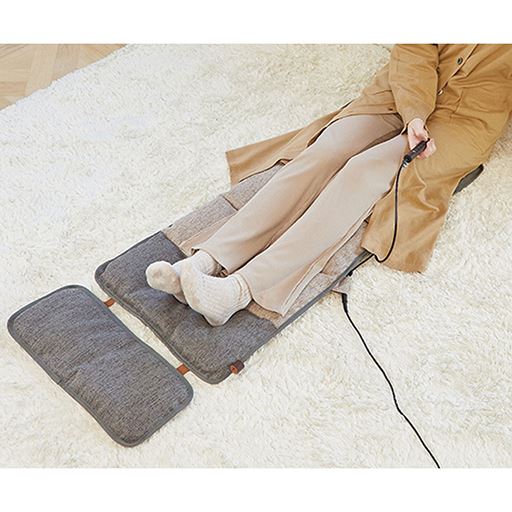 脚を伸ばして太ももやふくらはぎ、ひざ裏までをマッサージ。