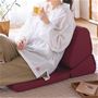 エンジ<br>折り畳んで座椅子に。背中を預けて座れて楽ちん。