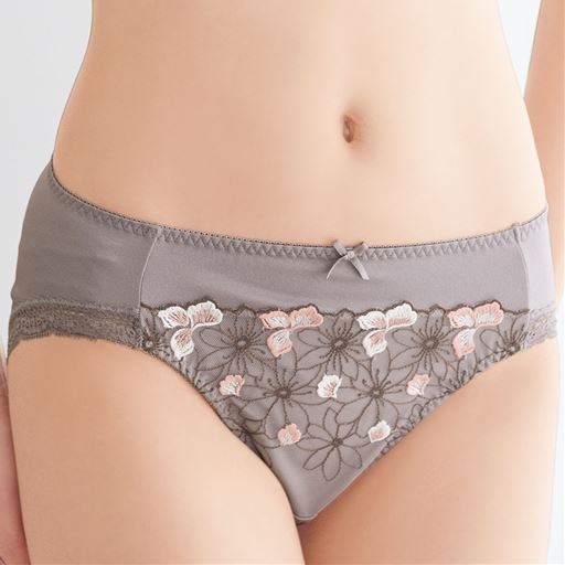プチバストさんの超厚手カップブラのペアショーツ<br>ローズグレー着用例