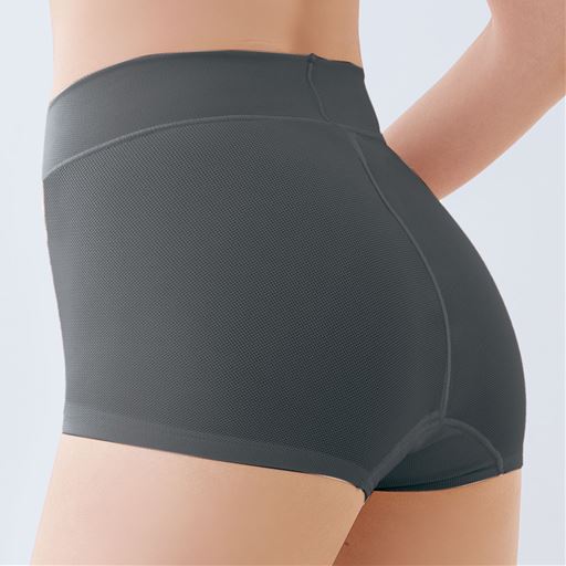 ゴムなし・レースなしで、シルエットすっきり。 チャコールグレー着用例 バックスタイル