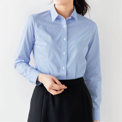 季節を問わず着用できる定番デザイン。A(ブルー)着用