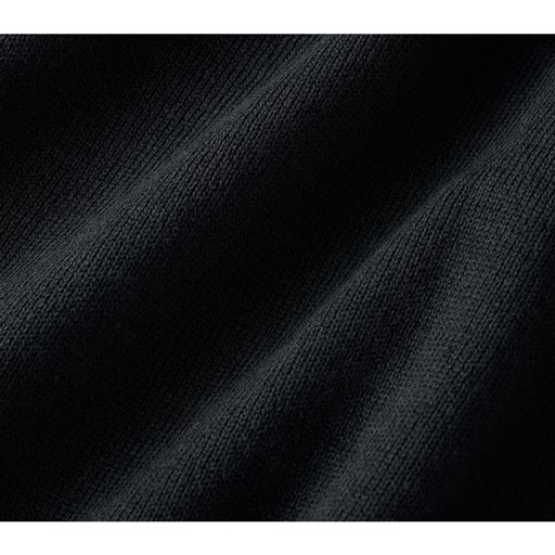 首まわりをきれいに見せる、やや浅めのVネック。タック使いの立体的なパフスリーブと長めの袖口リブで手首の華奢見え効果も。