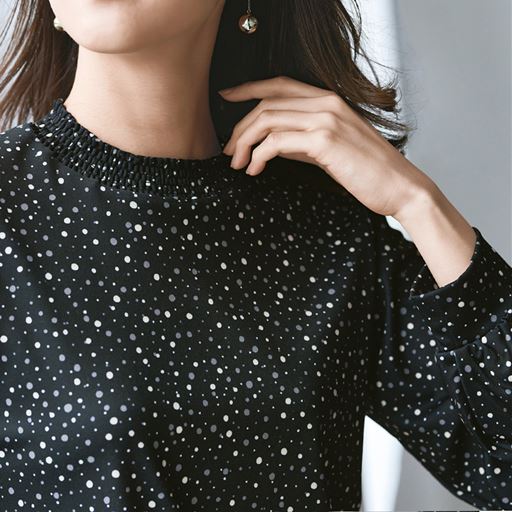 首元のシヤーリングが愛しく、シックなプリントが品の良い華やかさをプラス