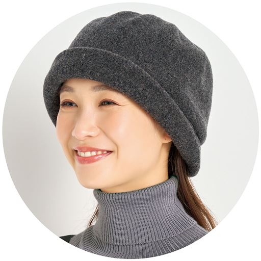 前つばを上げて、視界を調節できます