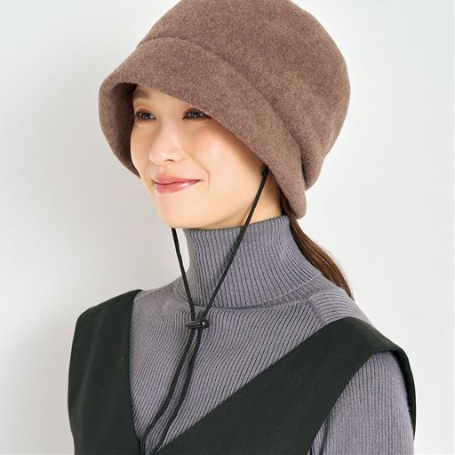 ライトブラウン<br>風の強い日や自転車に乗るときに便利なあごひも付き。フック仕様で不要な時は簡単に外せます