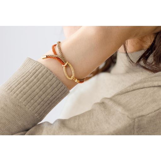 オレンジ系<br>ゴムひもに導電性繊維を編み込んだブレスレット。