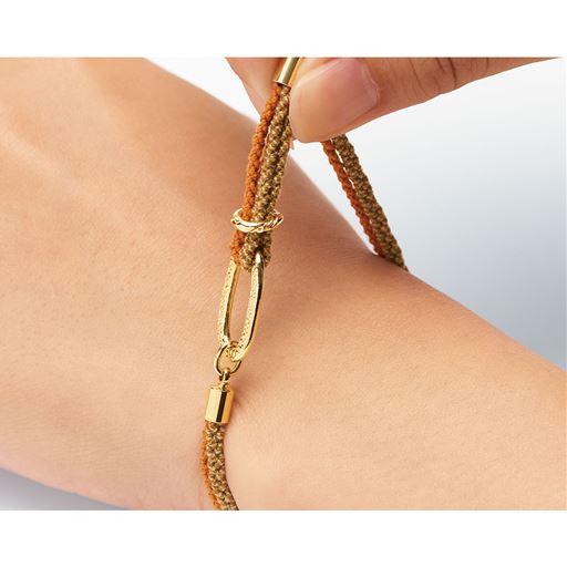 伸縮するゴムひもで着脱がラク