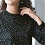 首元のシヤーリングが愛しく、シックなプリントが品の良い華やかさをプラス