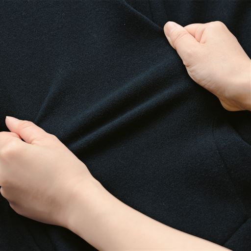 動きやすい伸縮素材を使用し、コートを着てもひじや腰を曲げやすい!