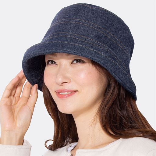 つば縁を上げ視界良好