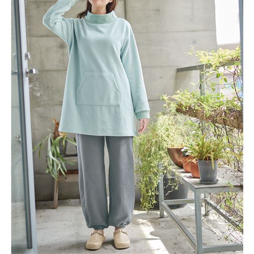アイスブルー(パンツ:グレー)