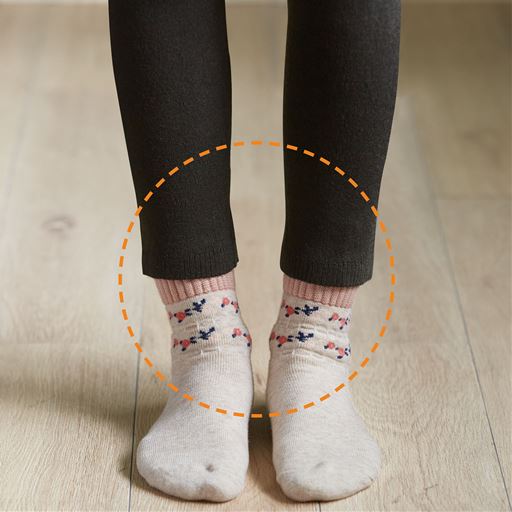 あえて裾にゆったり感を残し、靴下との重ねばきでも窮屈感なし。ブラック着用例