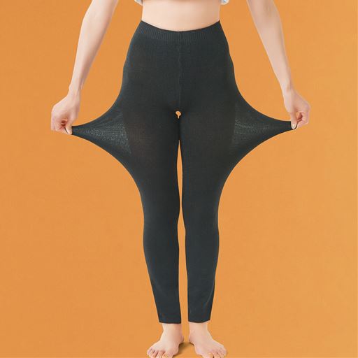 ラクさが段違い!のびのびあったかパンツ10分丈 ブラック着用例