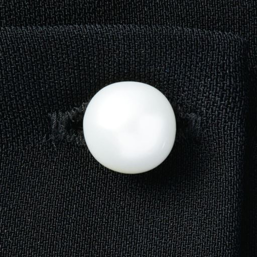 首元のパール調ボタンがさりげなく華やか
