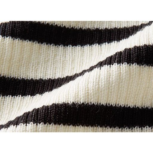 冬の重ね着コーデに活躍するシンプルなタートルネック。程よく体に沿う伸縮性のあるリブ編みだから、締め付け感なく快適。