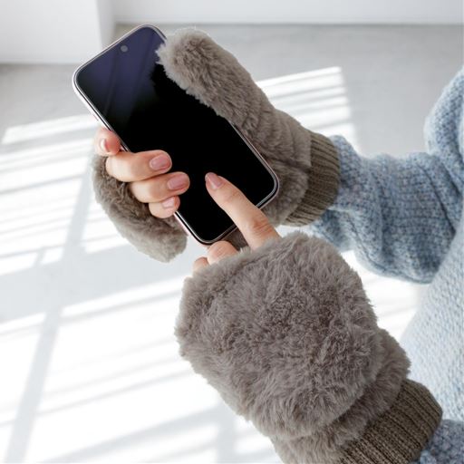 グレー ミトンを外さなくても、指先だけ出してスマホ操作が可能