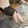 ファスナーが膝上まで開くので足湯を愉しむ時にも便利