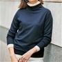 薄手の生地だからできる2枚重ねで首元おしゃれも楽しんで