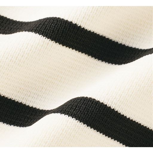 さらりとした表面感あるニット素材