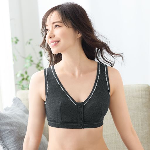 スナップボタンの前開きで着脱簡単ソフトブラ<br>チャコールグレー 着用例