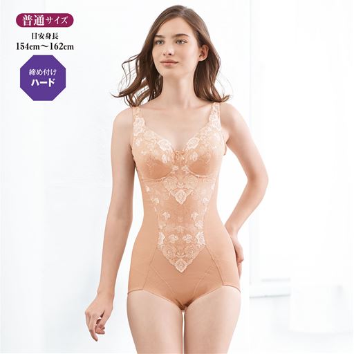 上向き美胸&すっきり美ラインをメイクします。<br>ピーチベージュ着用例