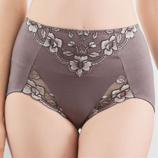 縫い目が腰骨にあたりにくい快適仕様のショーツ<br>アッシュグレー着用例