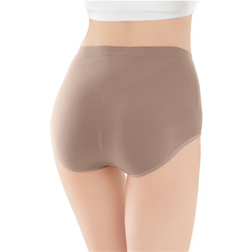チャコールブラウン (1)ウエストゴムなし(2)縫い目が少なくゴロつきにくい マチのヒップ側や脇に接ぎがない。アウターにラインがひびきにくい。