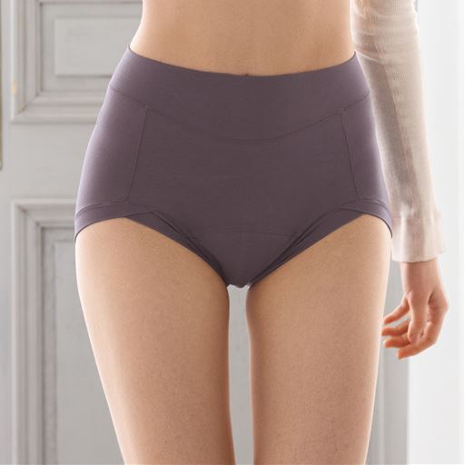 使い捨てだけに頼らない。水分をケアして繰り返し使えるセシールの吸水型サニタリーショーツ<br>バイオレットグレー 着用例