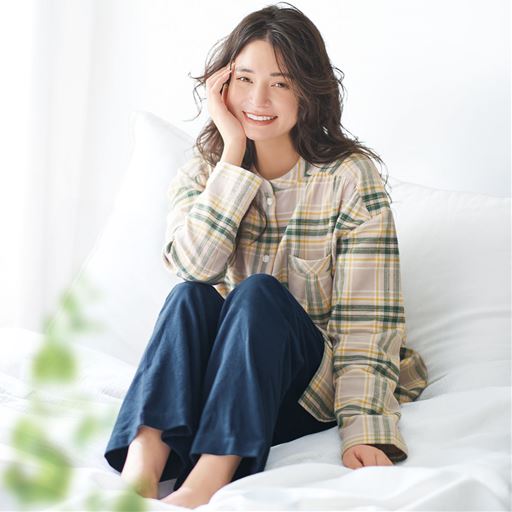 ベージュ系(トップス:ベージュ×グリーンチェック、パンツ:ネイビー)