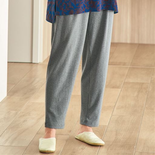 チャコールグレー パンツ