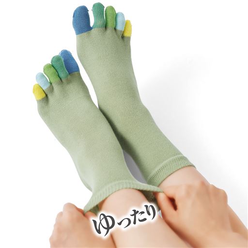 履き口はゆったり感のあるフィット感です