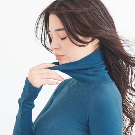 アンティックブルー<br>首にやさしい やわらかで伸びのいい、締め付けを感じにくい素材。タートルネックなどのチクチク防止用にもおすすめ。
