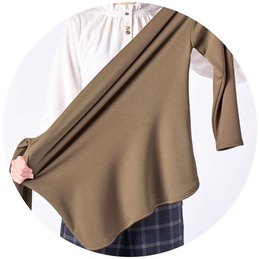 伸びのいい生地なので、ラクで動きやすい。<br>※画像は別デザインの商品です
