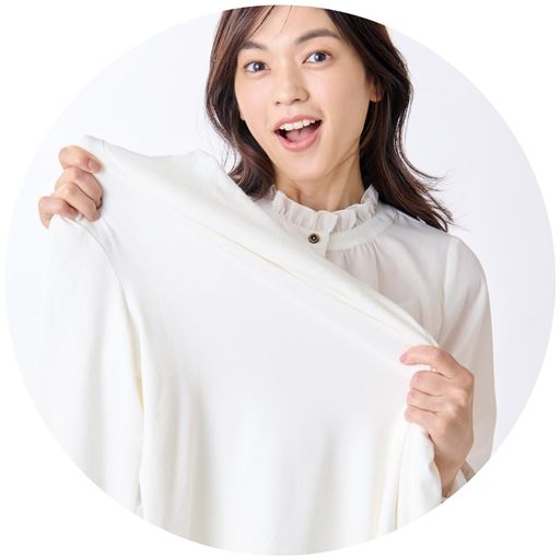 オフホワイト 伸び感があるからラクで動きやすい