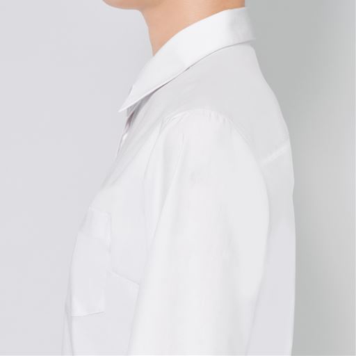 商品着用<br>胸が小さく見せてくれるから、シャツを着ても胸のふくらみが目立ちにくい