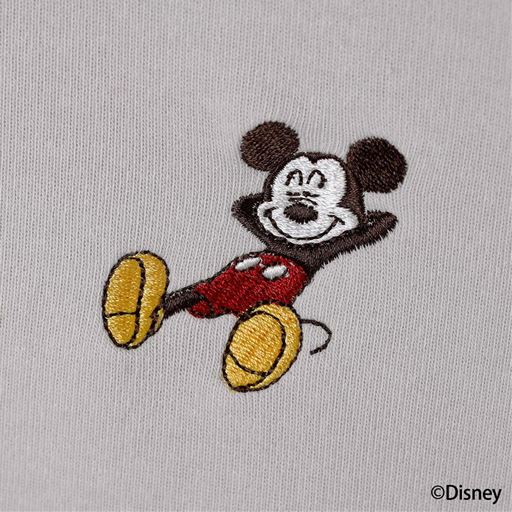 フロント部分の胸元刺繍