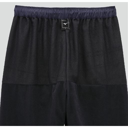 パンツ ジャケットは内側背上部分、パンツは内側後ろ側腰まわりにブレスサーモを使用。