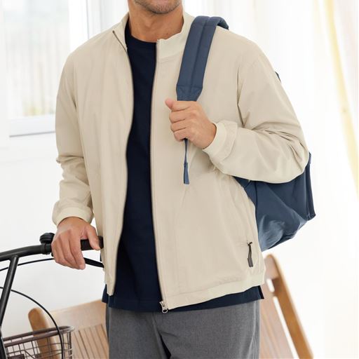 薄く軽く、しかも伸びる生地だからとにかく動ける!