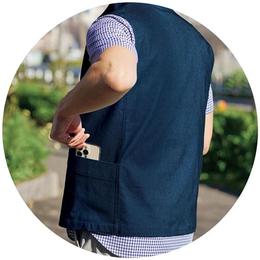 後ろ脇にもポケットが付いていて便利