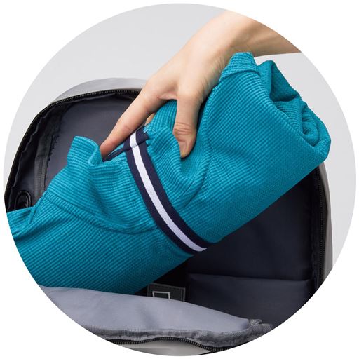 収納用ゴム付 コンパクトにくるっとまとめて、ゴムで留めれば、かさばらず持ち運びやすい!