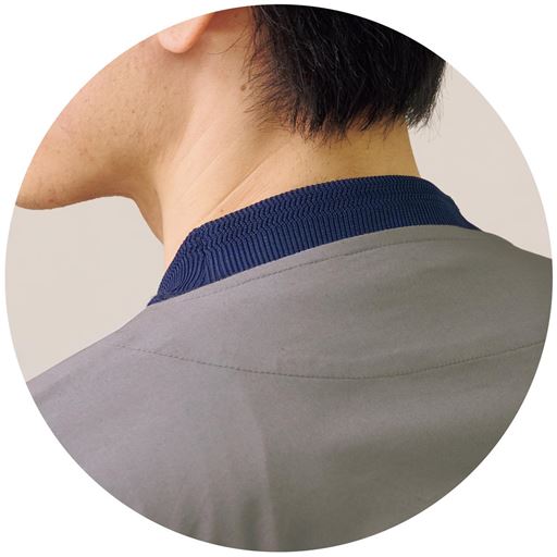 ジャケットを着たとき、直接肌にふれないよう、後ろ衿が高い仕様。