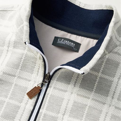ハーフジップ ジップの開け具合で着こなしの印象が変わってオシャレ。