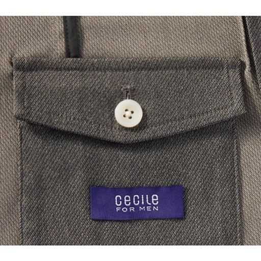貴重品を入れるのに便利な内側ポケット付き。