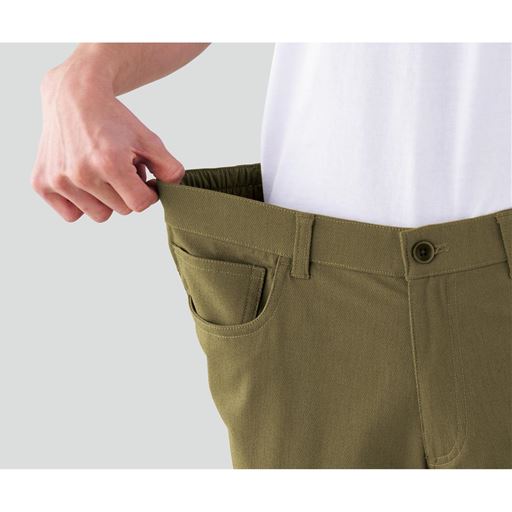 カーキ<br>パンツのサイドもしっかりストレッチします。