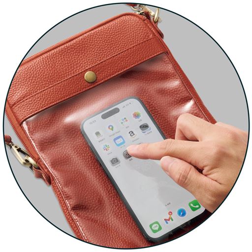 裏側はスマホ操作OKの透明ポケット。 ※指紋認証や感圧式ボタン等一部反応しない場合がございます。