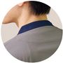ジャケットを着たとき、直接肌にふれないよう、後ろ衿が高い仕様。